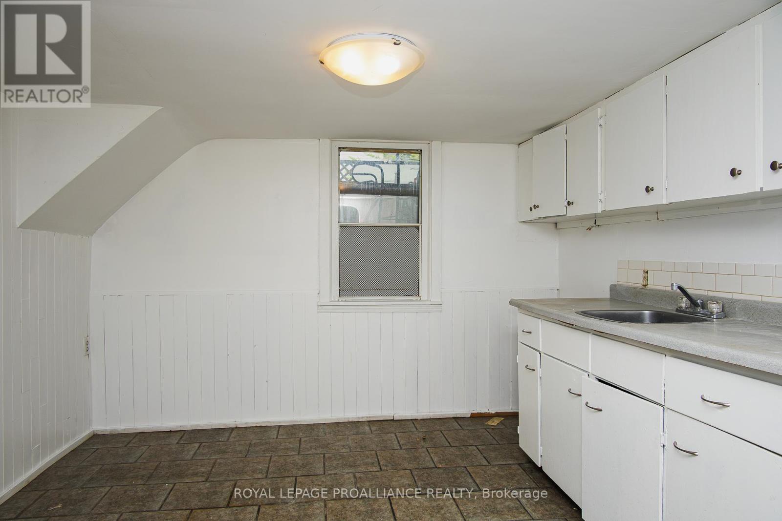 B - 83 Lorne Avenue, Quinte West, Ontario  K8V 5B8 - Photo 2 - X12163662