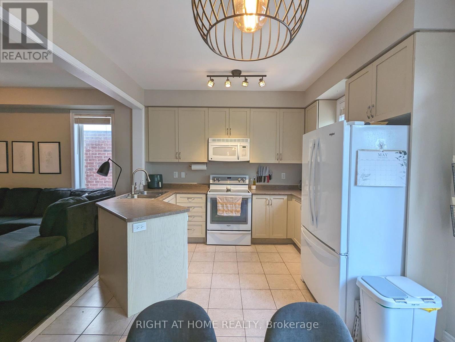 95 Collier Crescent, Essa, Ontario  L0M 1B5 - Photo 9 - N12163498