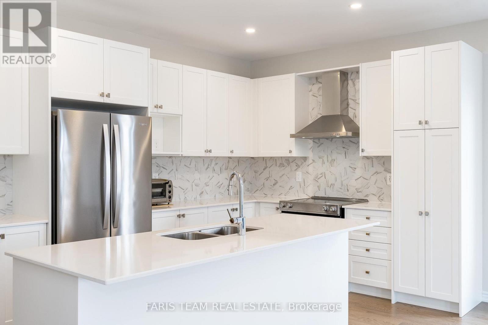 29 Edgar Avenue, Essa, Ontario  L3W 0A9 - Photo 4 - N12163521
