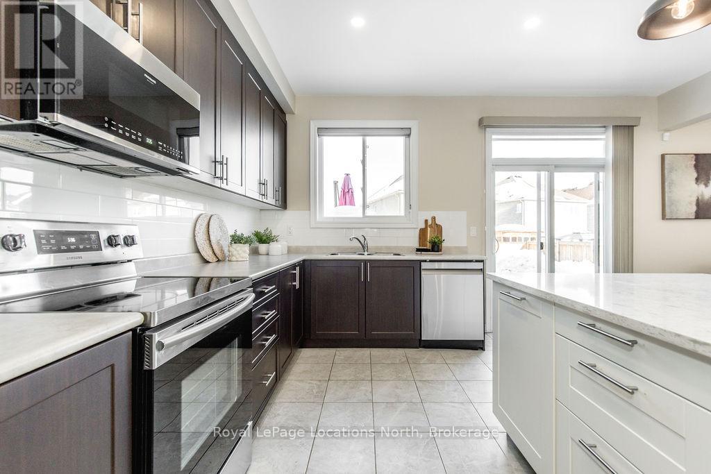 13 Academy Avenue, Wasaga Beach, Ontario  L9Z 0G9 - Photo 8 - S12163660