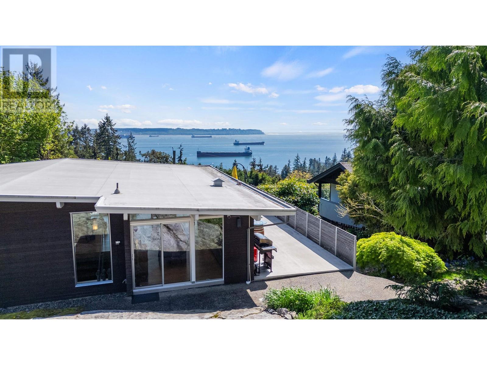 4045 BAYRIDGE AVENUE, west vancouver, British Columbia