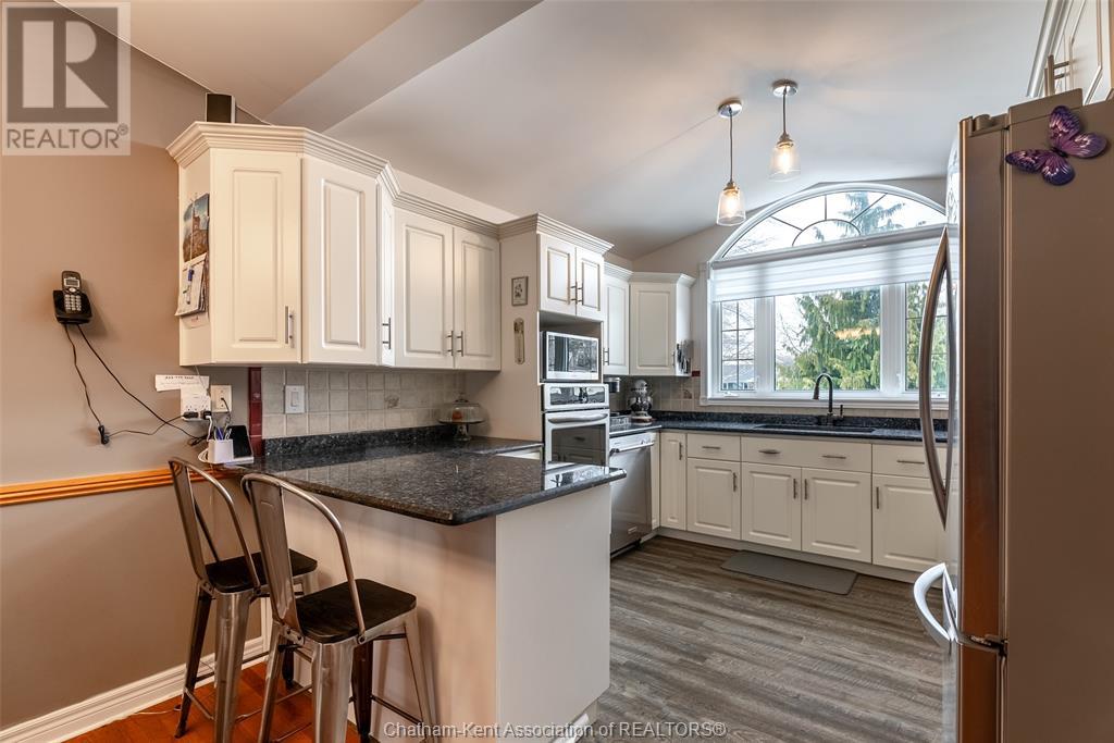 51 Pine Drive, Wallaceburg, Ontario  N8A 3L9 - Photo 4 - 25002454