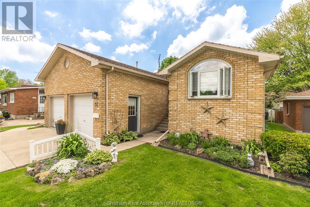 51 Pine Drive, Wallaceburg, Ontario  N8A 3L9 - Photo 2 - 25002454