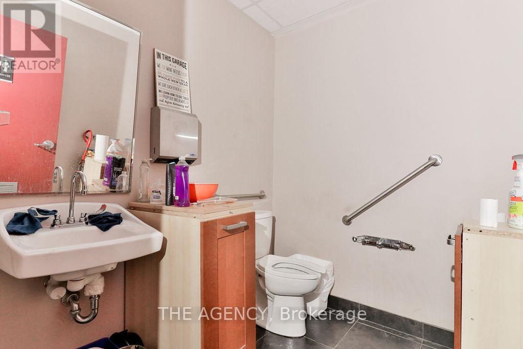 64 & 65 - 3176 Ridgeway Drive, Mississauga, Ontario  L5L 5S7 - Photo 35 - W12163437
