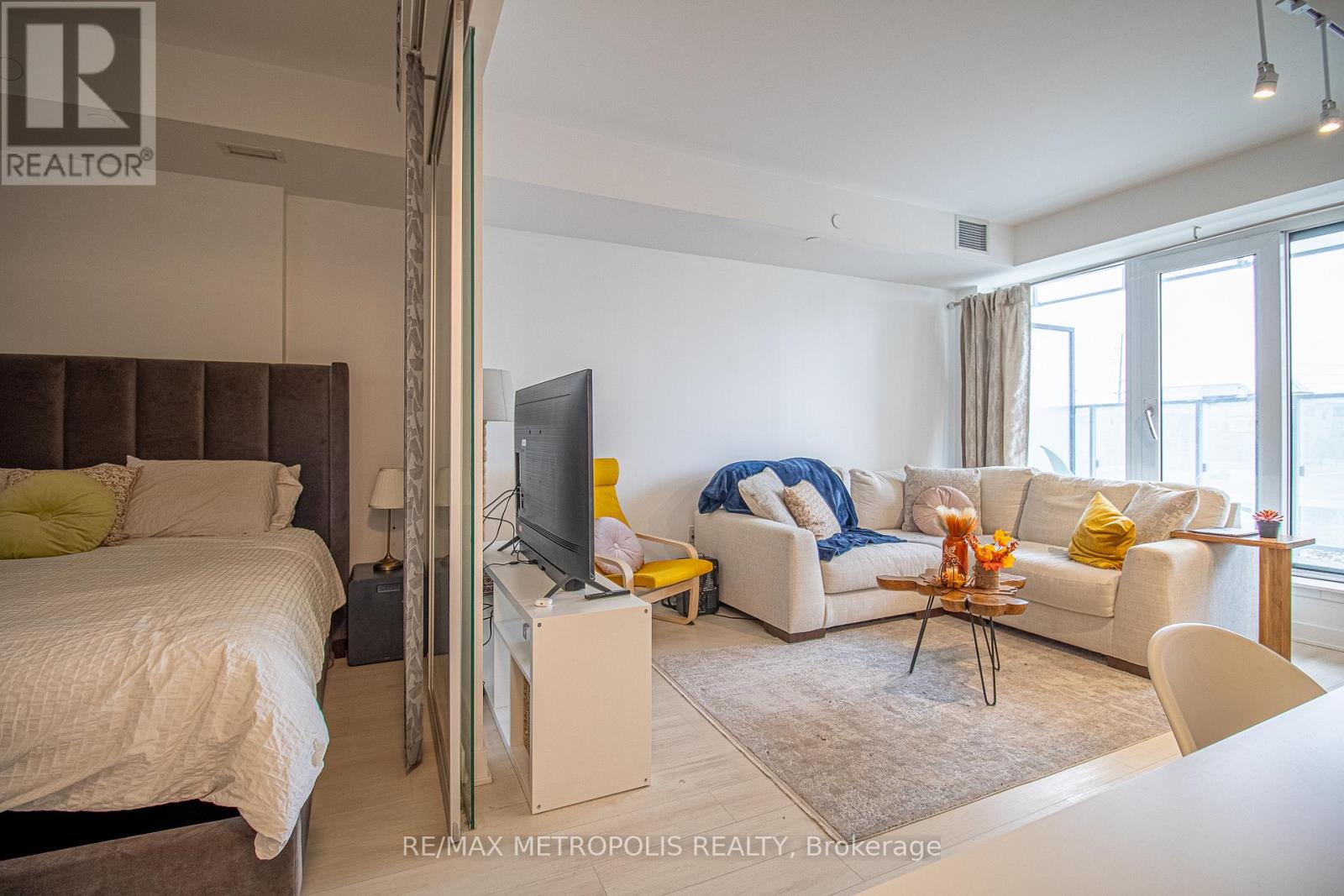 216 - 3900 Confederation Parkway, Mississauga, Ontario  L5B 0M3 - Photo 17 - W12163444