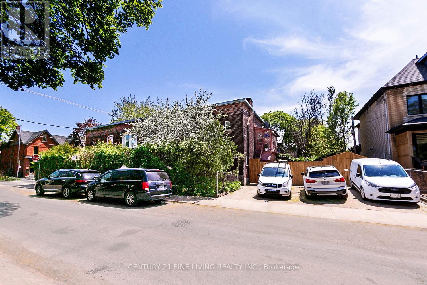 63 Garden Avenue, Toronto, Ontario  M6R 1H8 - Photo 5 - W12163451