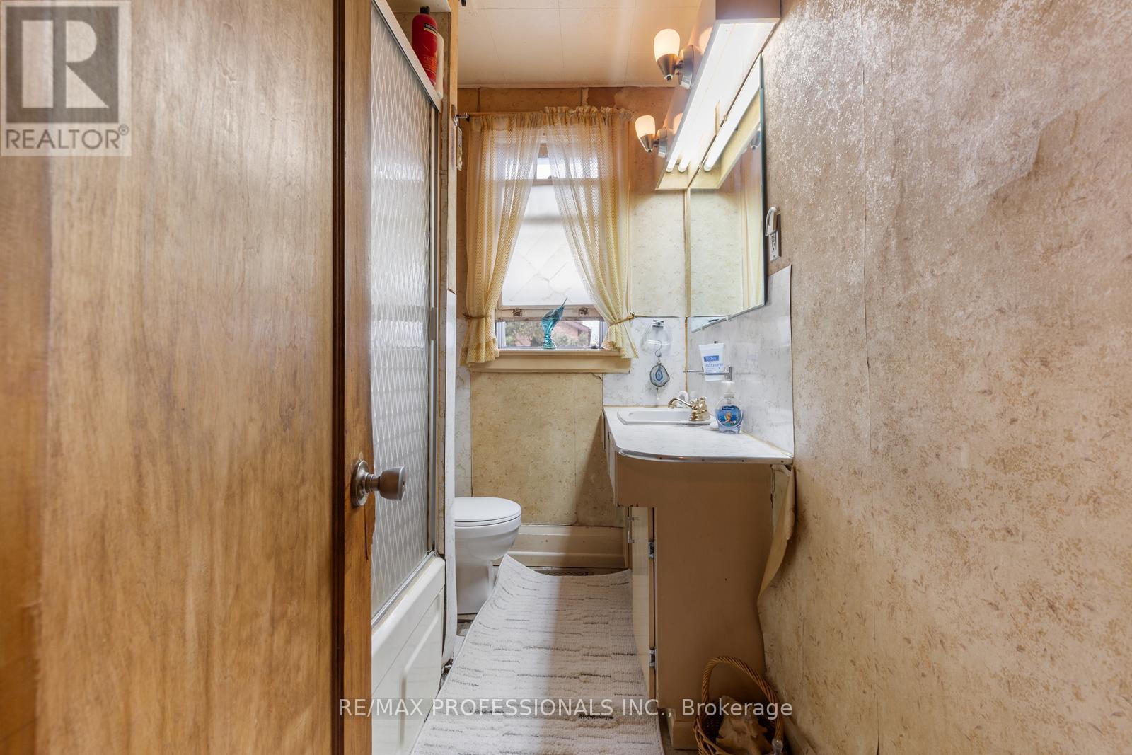 857 Windermere Avenue, Toronto, Ontario  M6S 3M5 - Photo 10 - W12163470