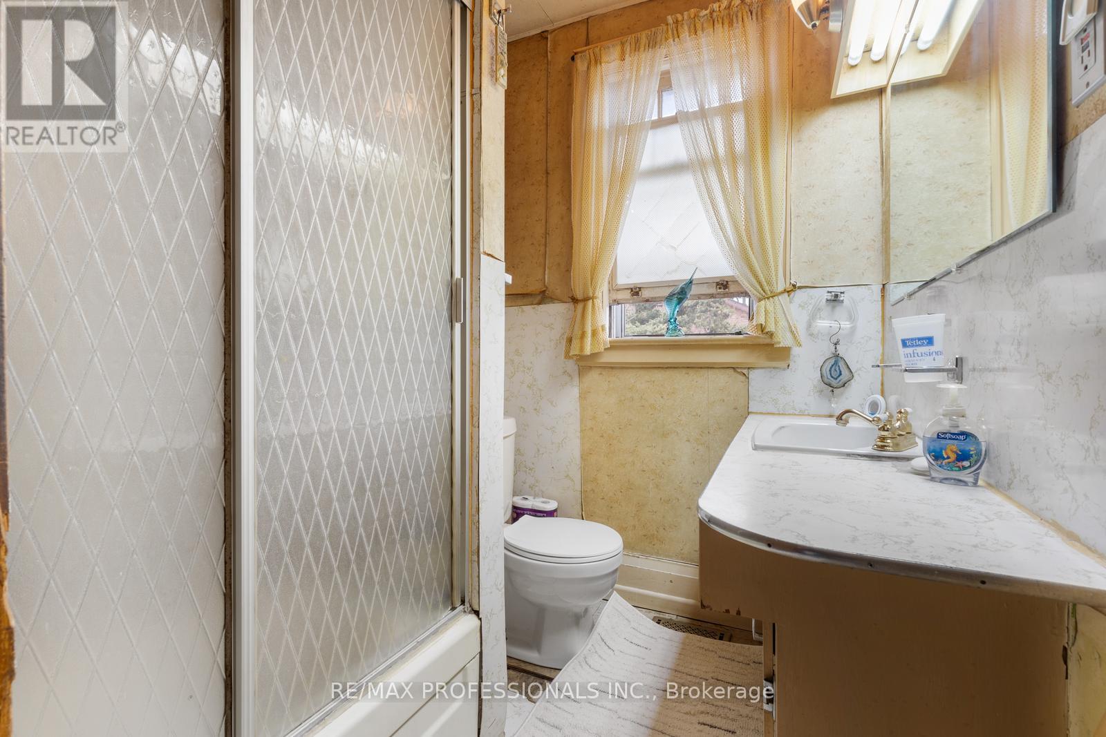 857 Windermere Avenue, Toronto, Ontario  M6S 3M5 - Photo 11 - W12163470