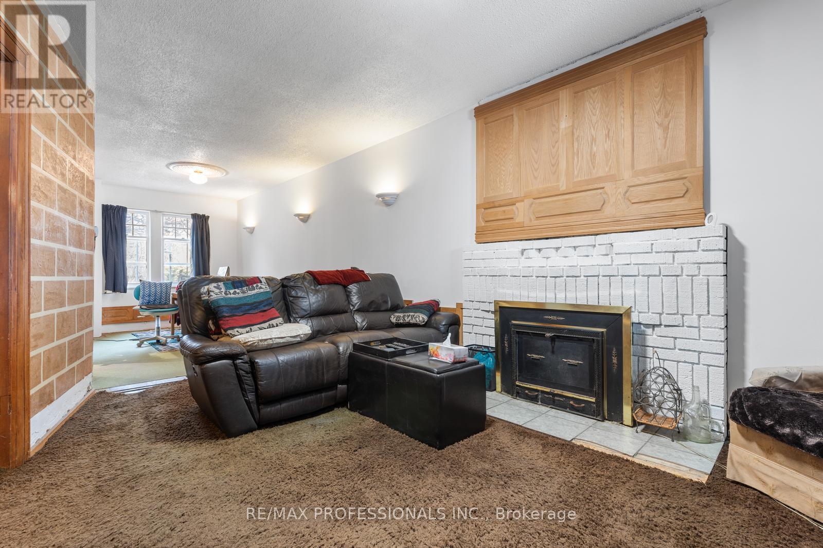 857 Windermere Avenue, Toronto, Ontario  M6S 3M5 - Photo 3 - W12163470