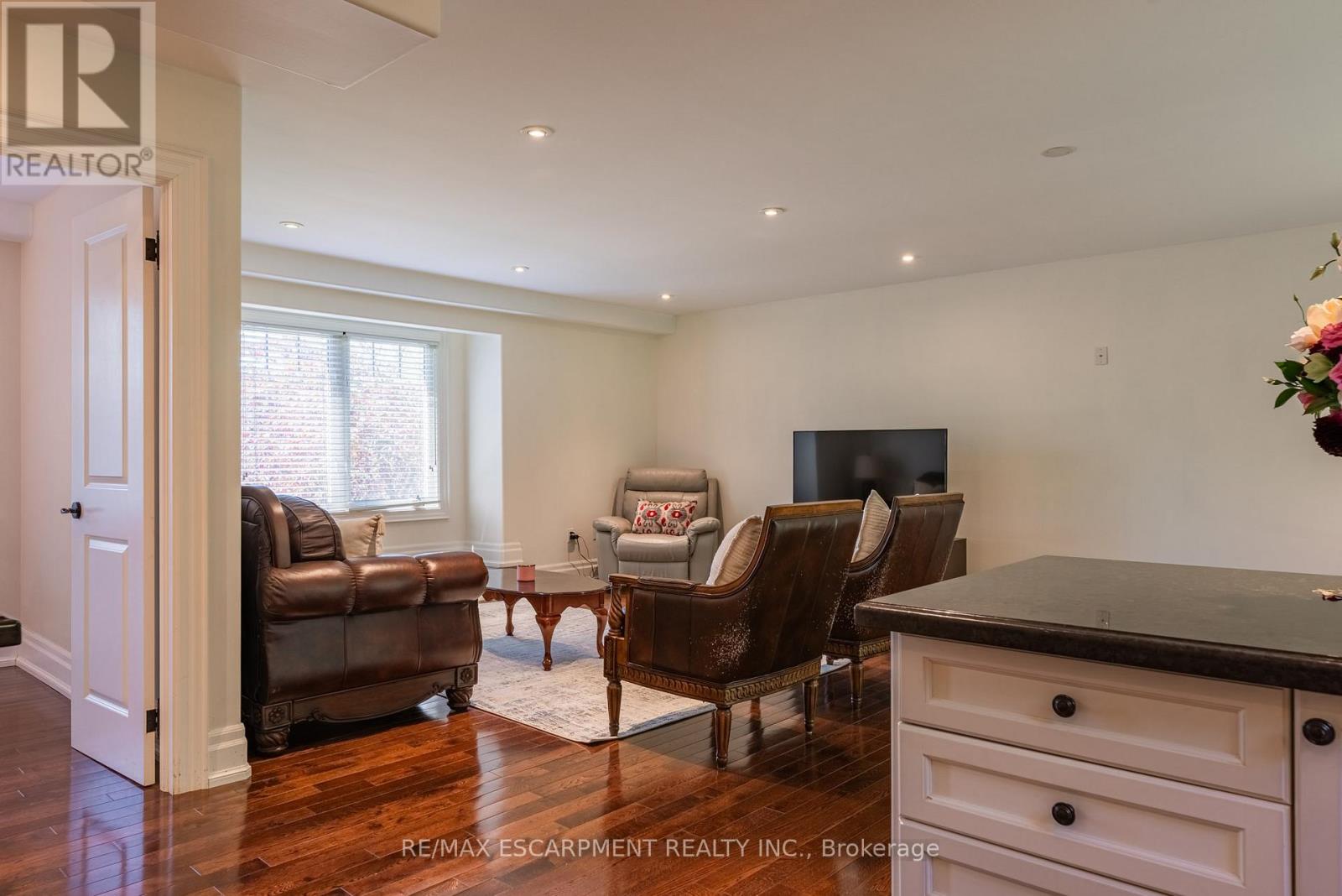 1034 Lakeshore Road W, Mississauga, Ontario  L5H 4E8 - Photo 13 - W12163537