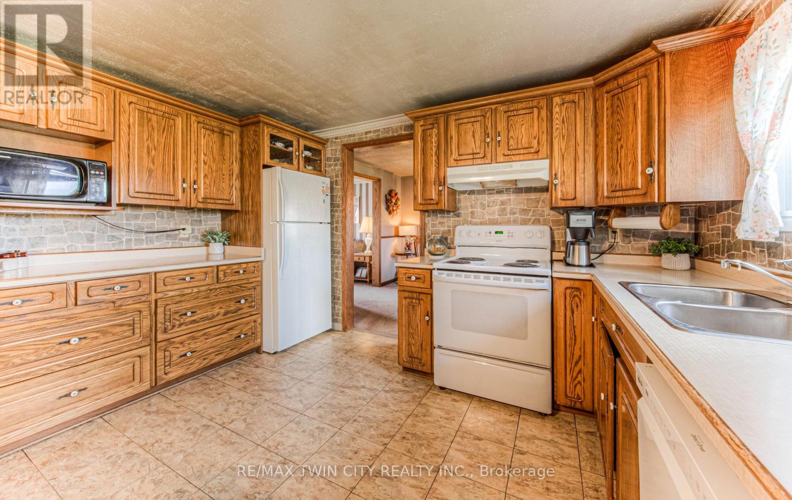 76 Newbury Drive, Kitchener, Ontario  N2N 2X6 - Photo 16 - X12163422