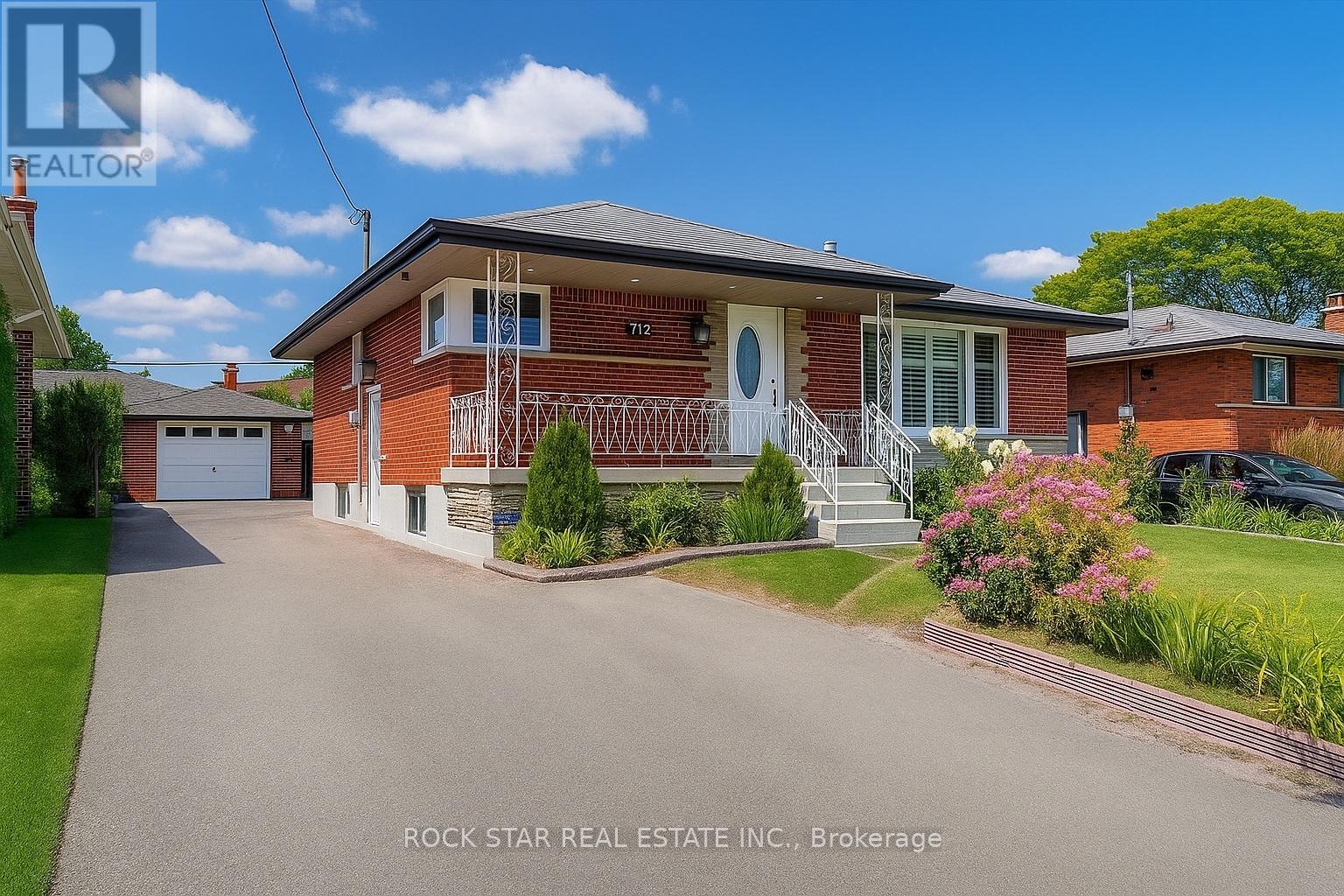 Upper - 112 Sunrise Drive, Hamilton (Greenford), Ontario  L8K 4C3 - Photo 1 - X12163527