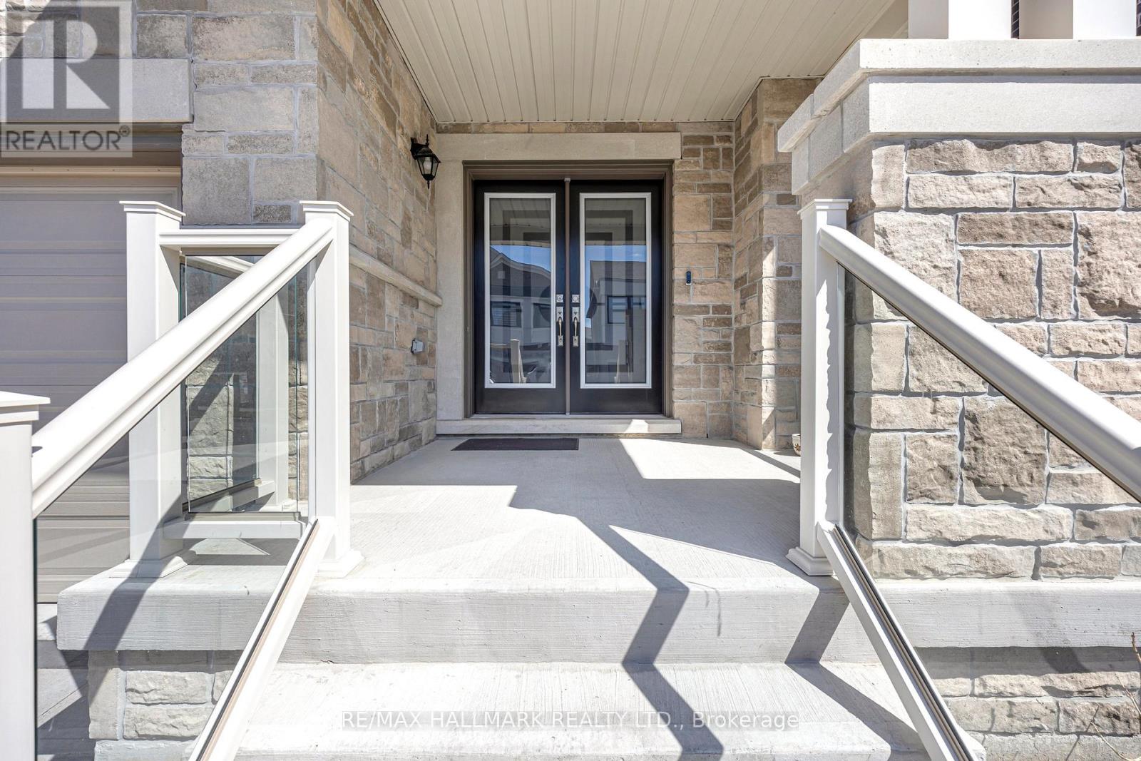 28 Huggins Drive, Whitby, Ontario  L1P 0N4 - Photo 5 - E12163619