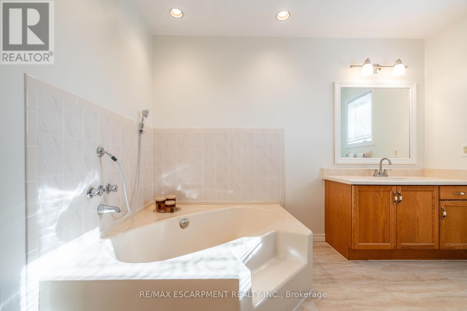 85 Royalvista Drive, Hamilton, Ontario  L8W 3H4 - Photo 30 - X12163611