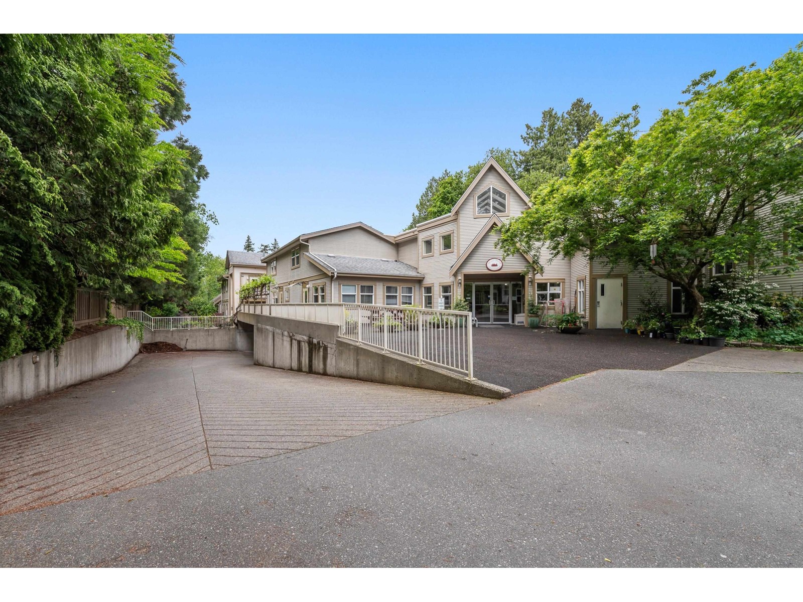 Property at 32 20543 96 AVENUE image 2