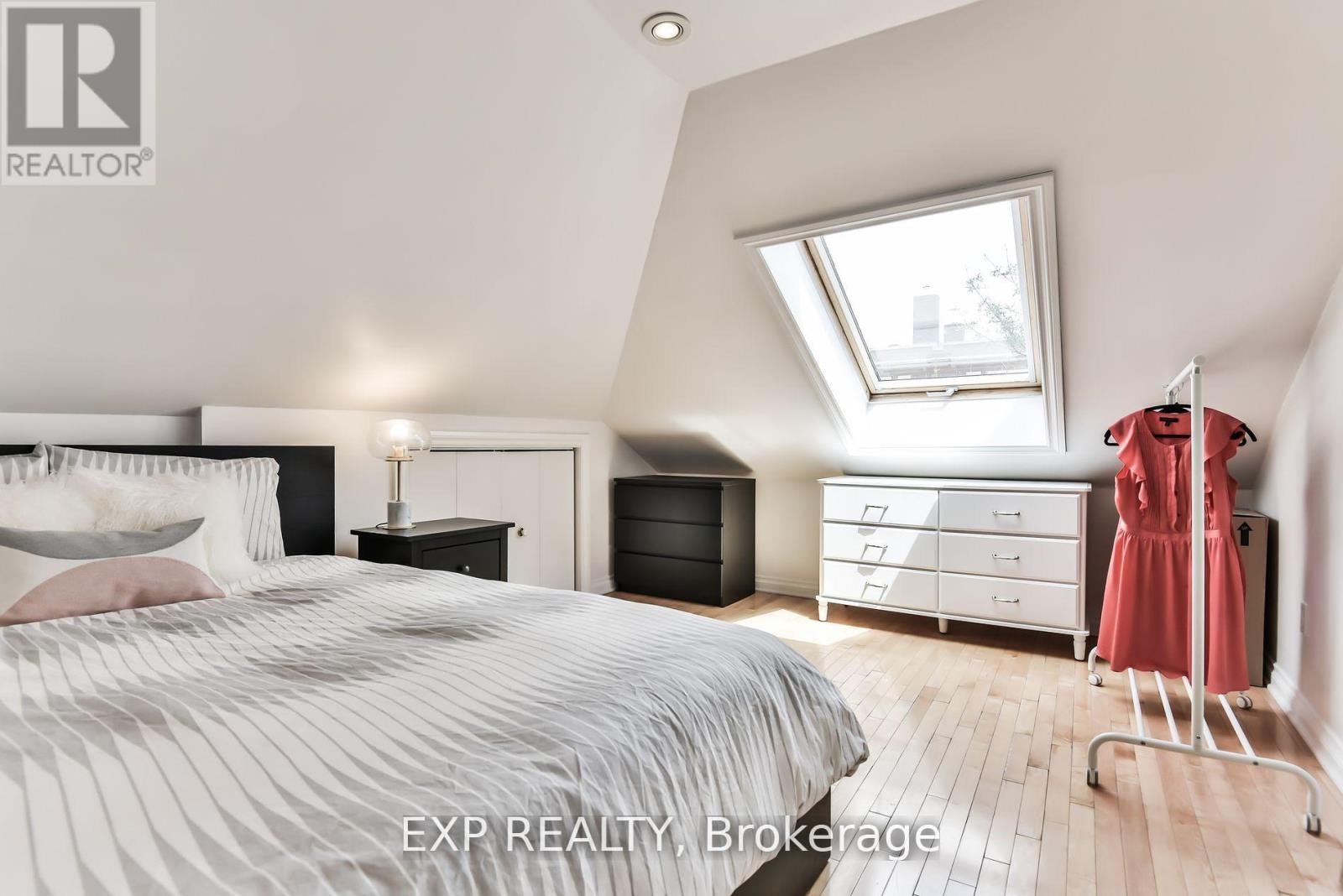 360 Roxton Road, Toronto, Ontario  M6G 3R2 - Photo 10 - C12163726