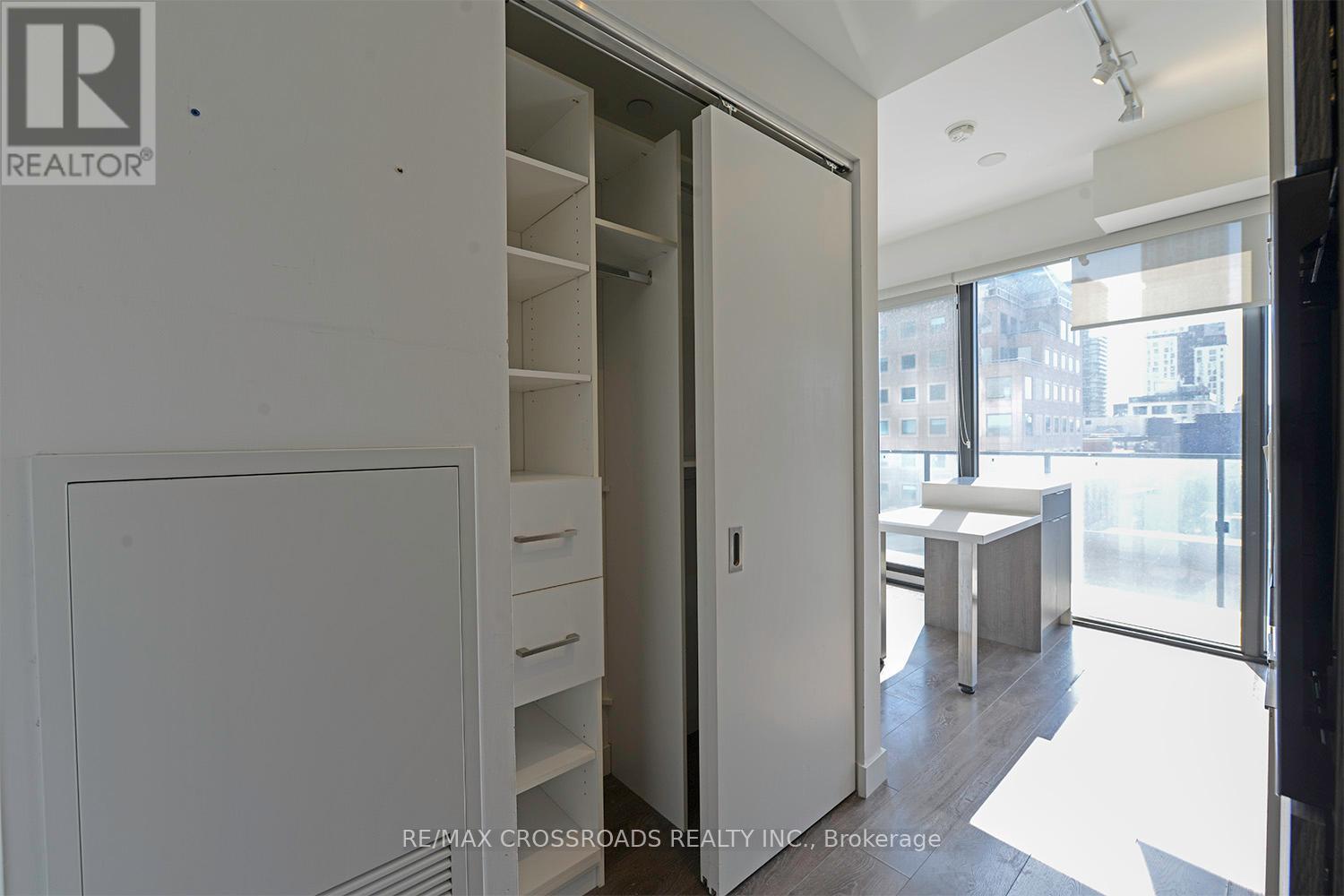 701 - 215 Queen Street W, Toronto, Ontario  M5V 0P5 - Photo 2 - C12163751