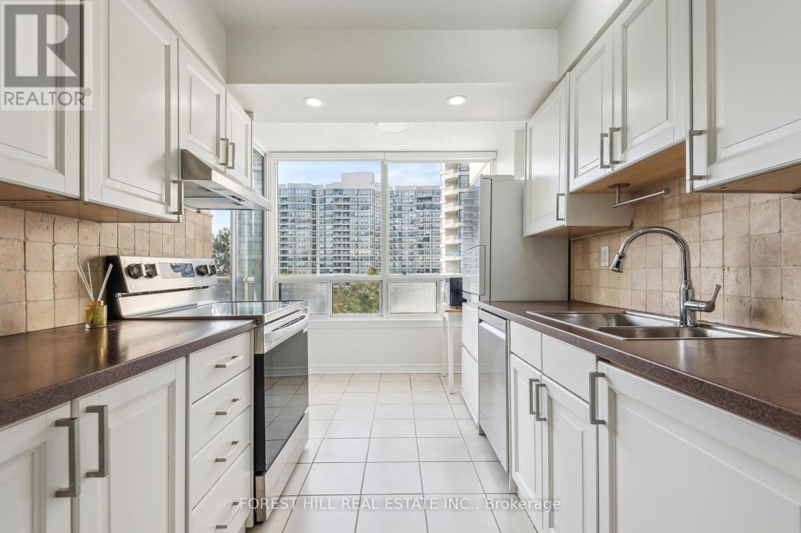 401 - 7250 Yonge Street, Vaughan, Ontario  L4J 7X1 - Photo 7 - N12163782