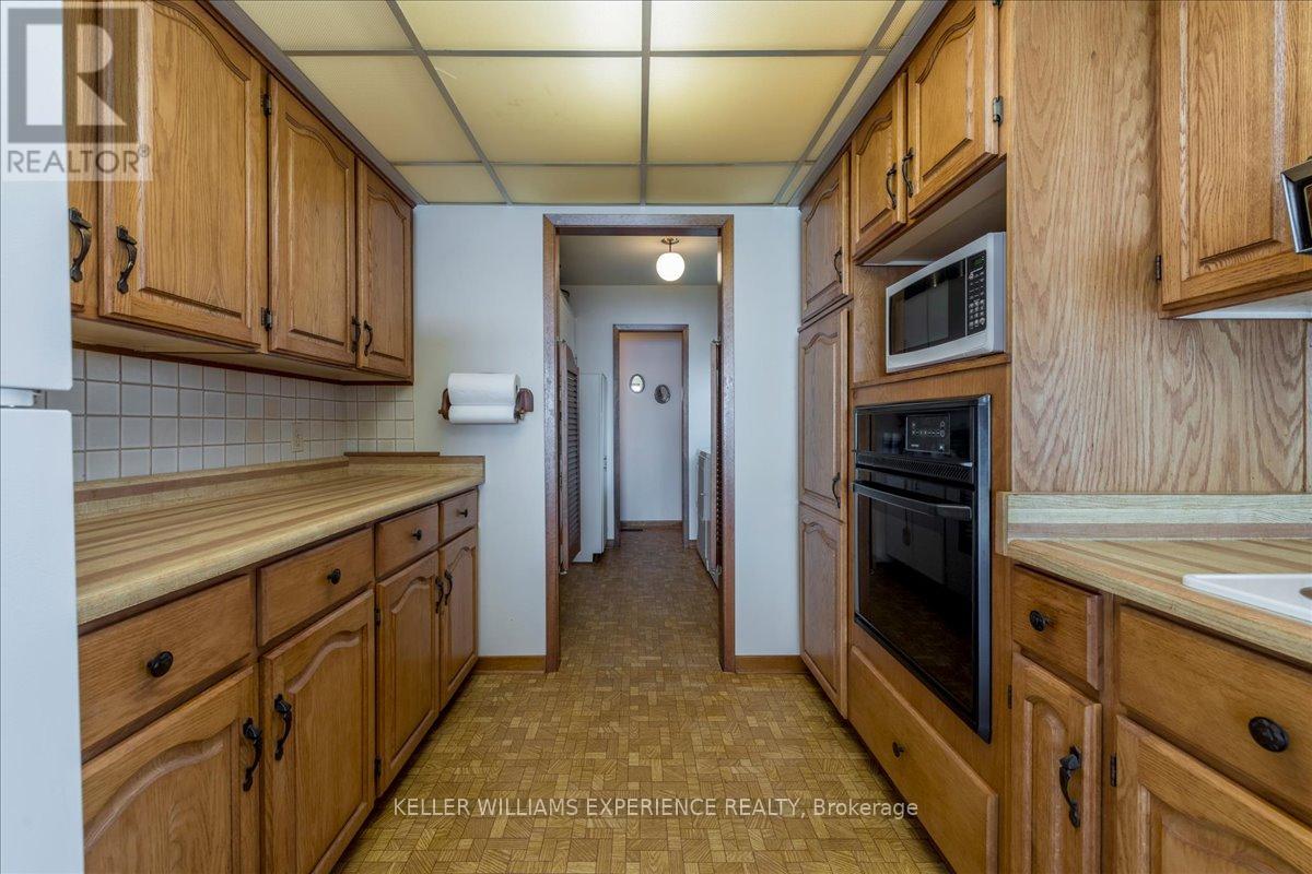 2225 Lakeshore Road E, Oro-Medonte, Ontario  L0L 1T0 - Photo 21 - S12163801