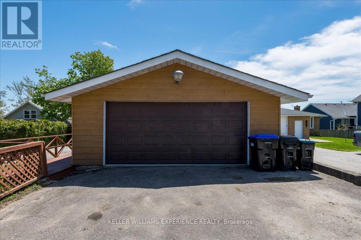 2225 Lakeshore Road E, Oro-Medonte, Ontario  L0L 1T0 - Photo 34 - S12163801