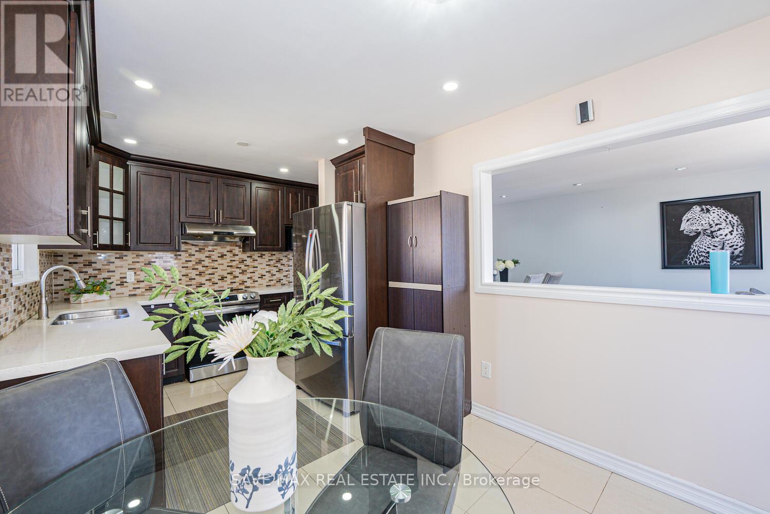 18 Northwood Drive, Brampton, Ontario  L6X 2L2 - Photo 11 - W12163697