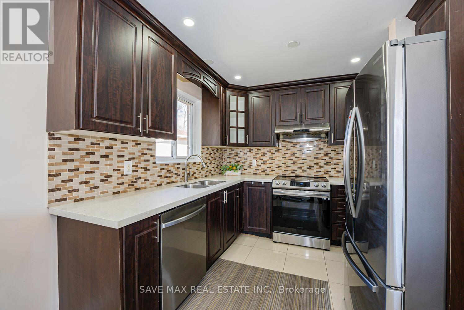 18 Northwood Drive, Brampton, Ontario  L6X 2L2 - Photo 12 - W12163697