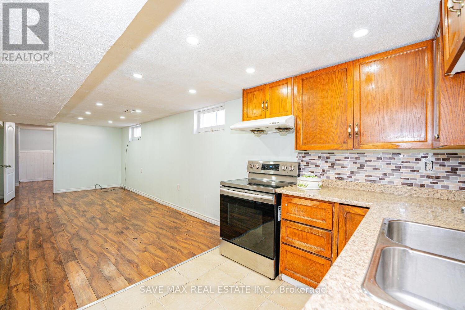 18 Northwood Drive, Brampton, Ontario  L6X 2L2 - Photo 35 - W12163697