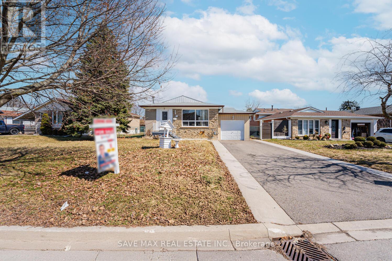 18 Northwood Drive, Brampton, Ontario  L6X 2L2 - Photo 4 - W12163697