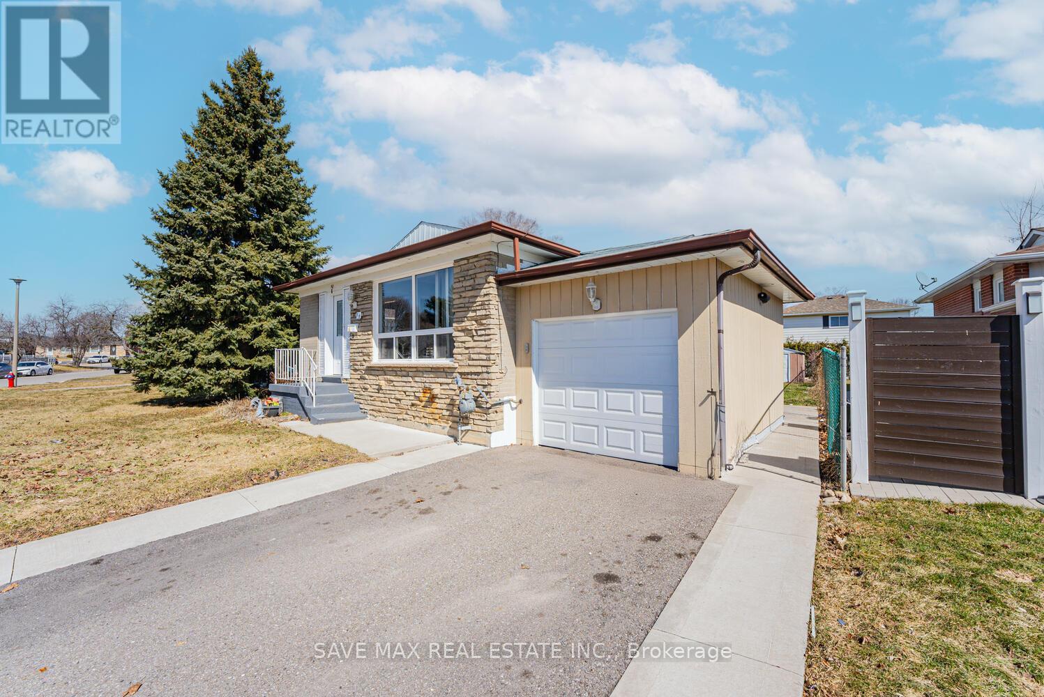 18 Northwood Drive, Brampton, Ontario  L6X 2L2 - Photo 5 - W12163697