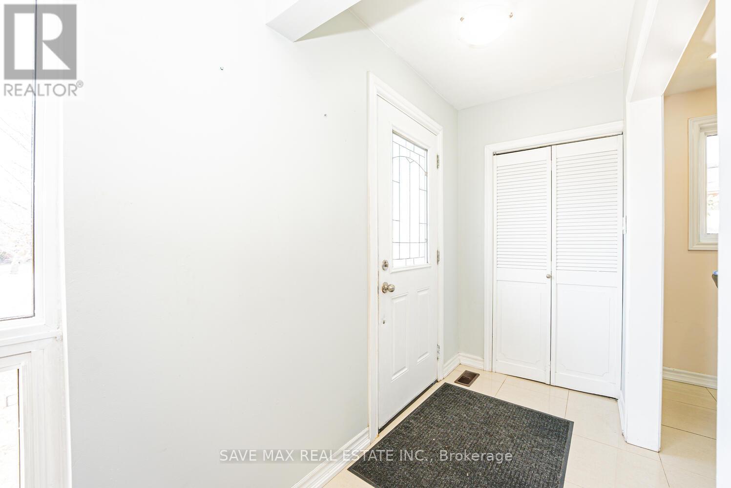 18 Northwood Drive, Brampton, Ontario  L6X 2L2 - Photo 7 - W12163697
