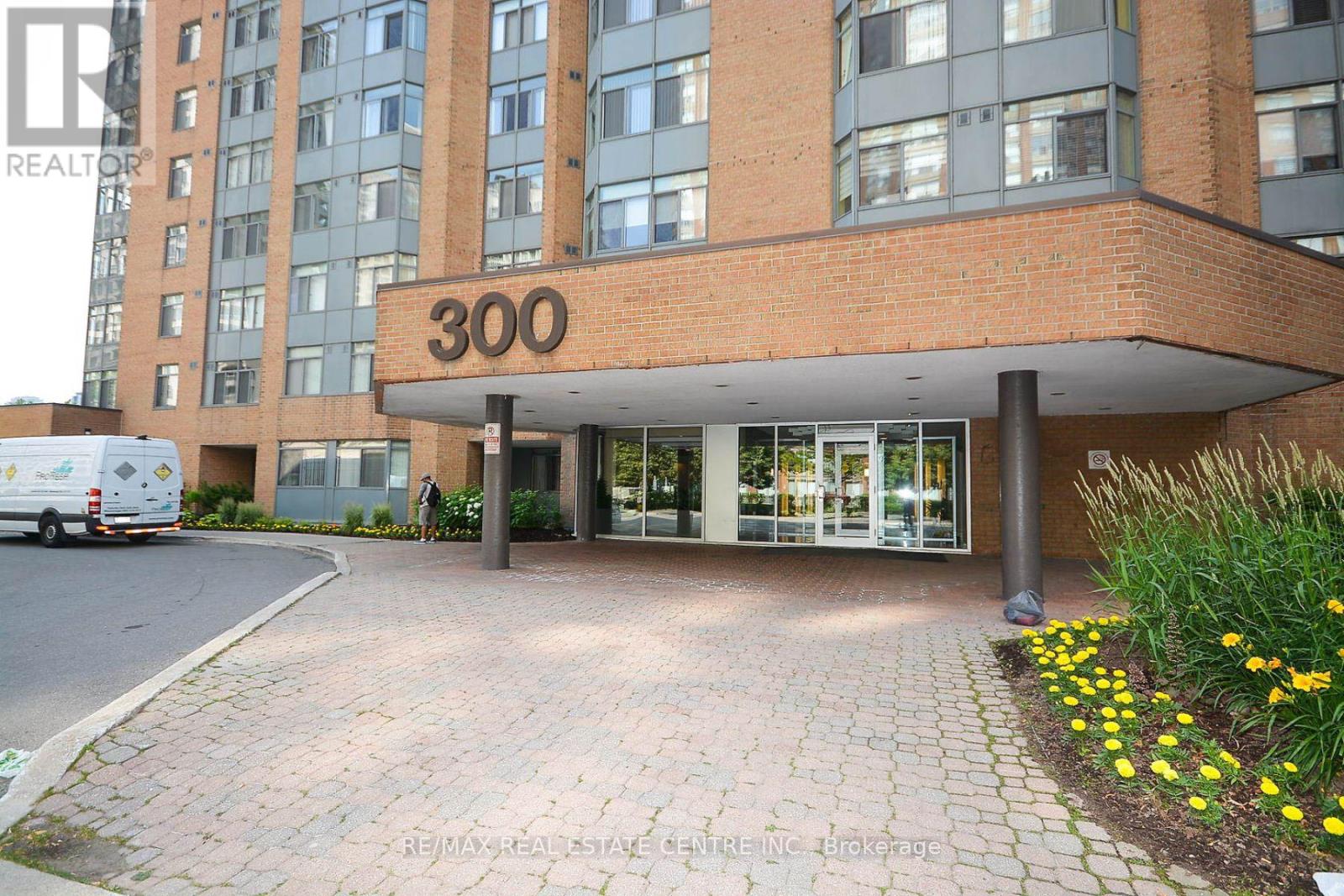 907 - 300 Webb Drive, Mississauga, Ontario  L5B 3W3 - Photo 2 - W12163749