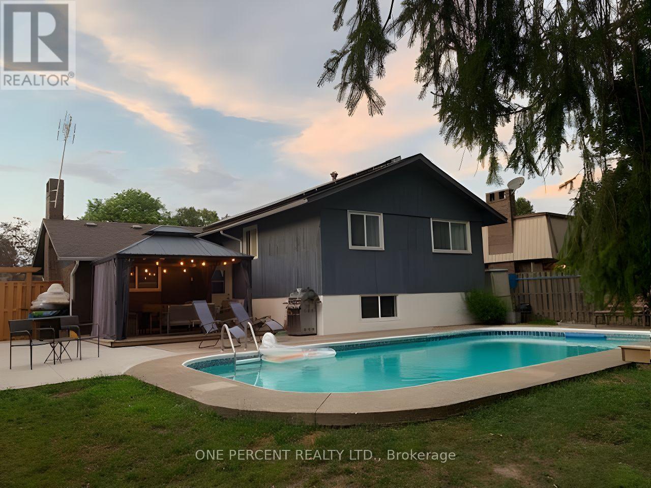 11 The Pinery Street, St. Catharines, Ontario  L2M 6M5 - Photo 2 - X12163678