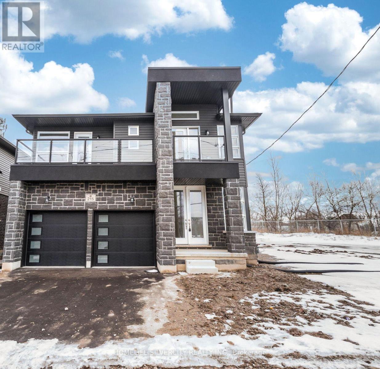 215 Southworth Street N, Welland, Ontario  L3B 1Z4 - Photo 1 - X12163702