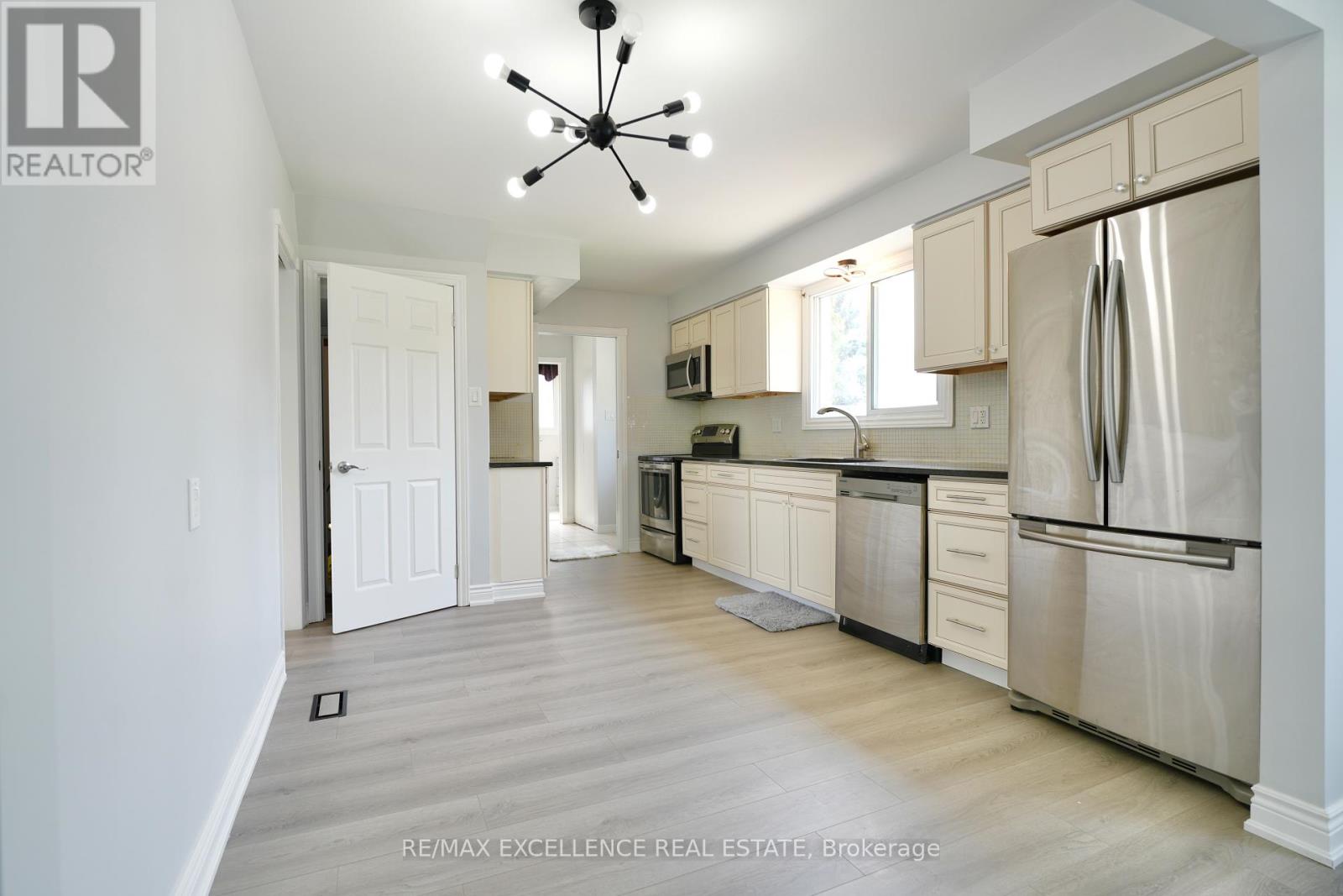 68 Parkview Crescent, Kitchener, Ontario  N2A 1L9 - Photo 9 - X12163758