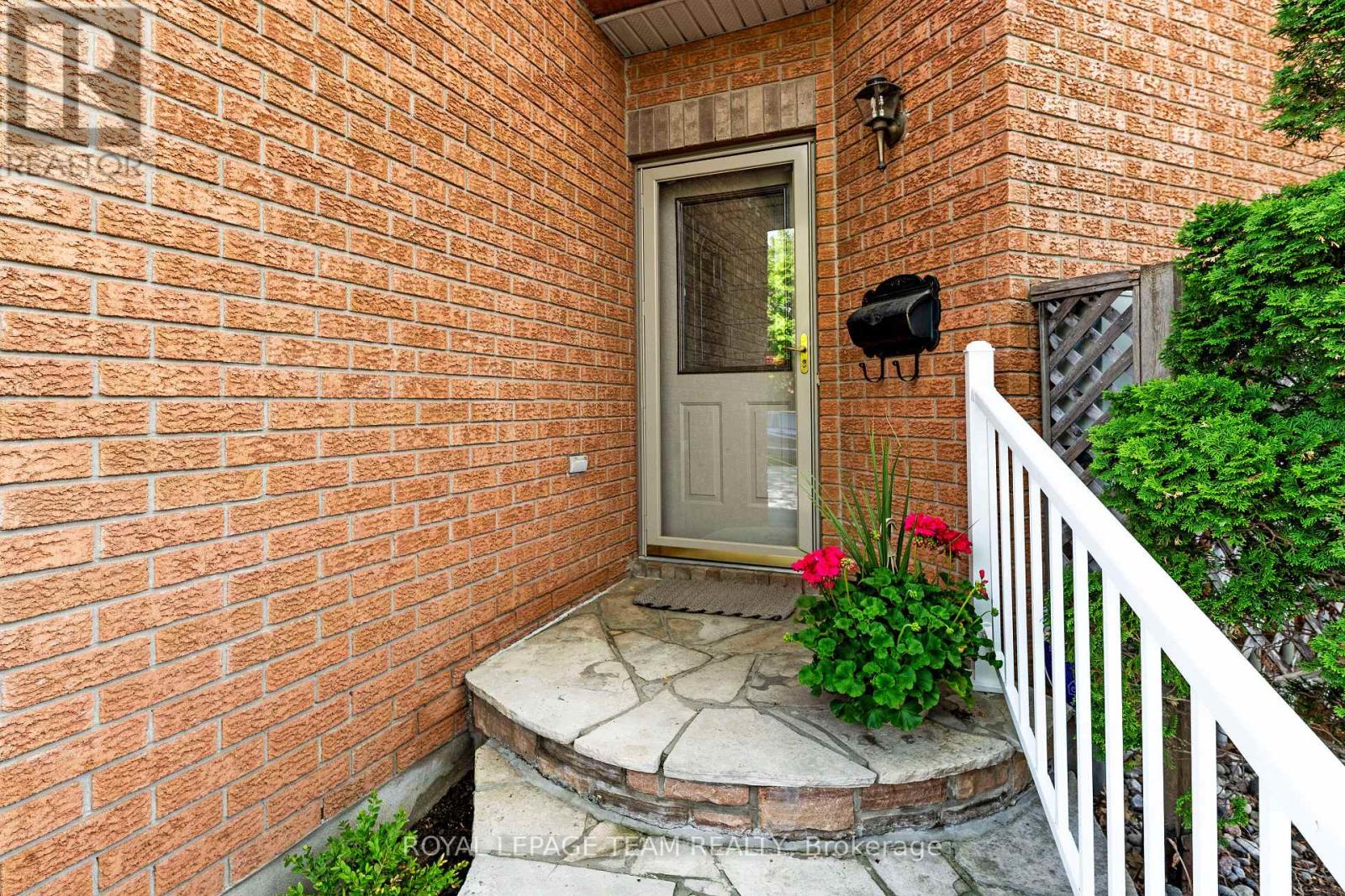 59 Great Oak Private, Ottawa, Ontario  K1G 6P7 - Photo 4 - X12163942
