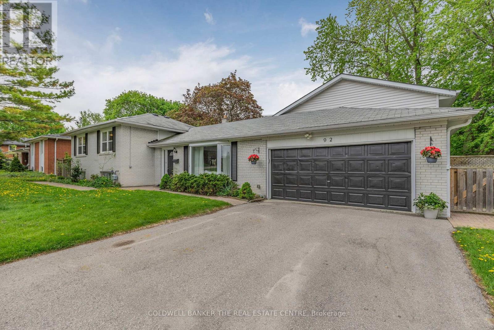 92 Hamilton Drive, Newmarket (Huron Heights-Leslie Valley), Ontario  L3Y 3E8 - Photo 1 - N12161453