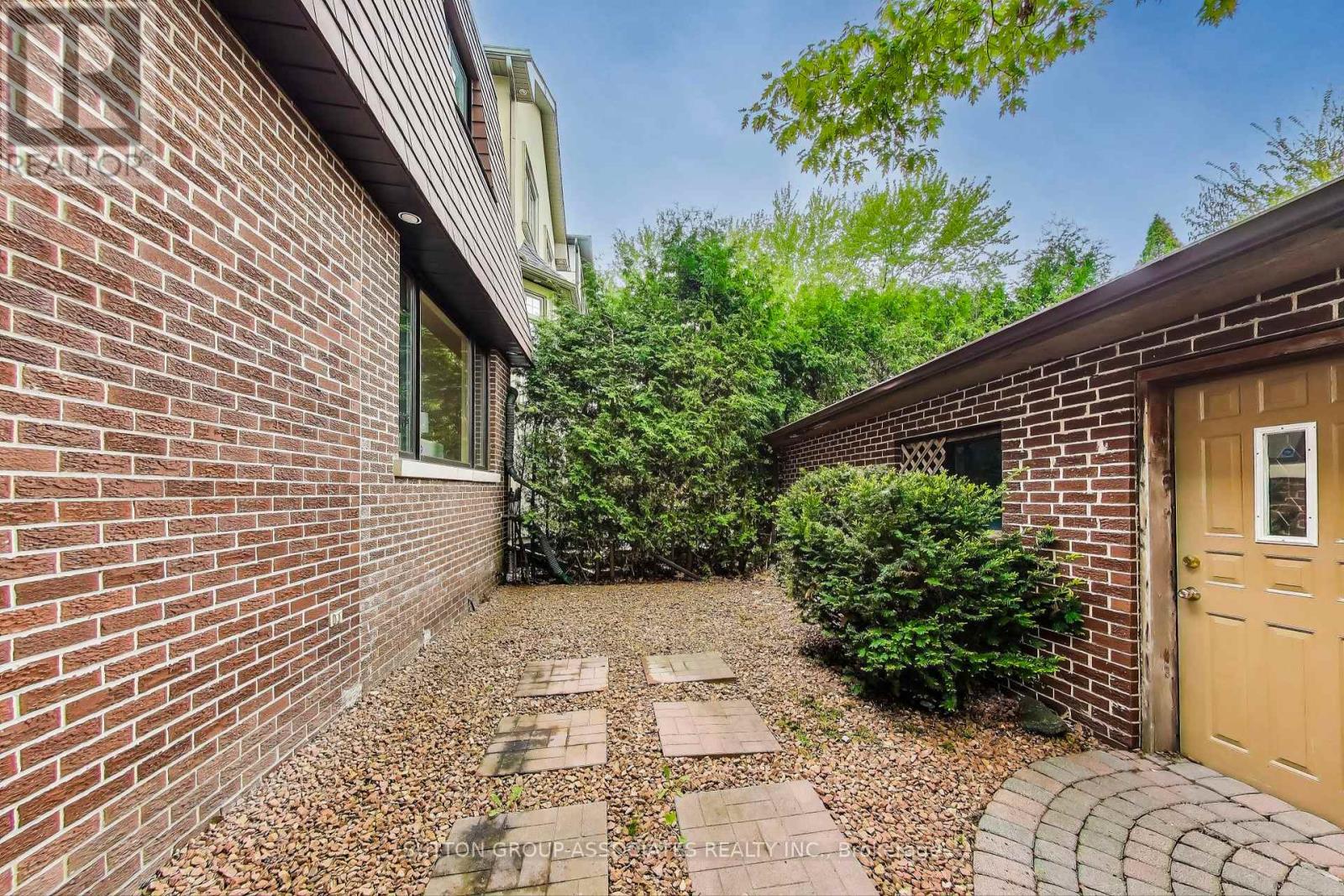 368 Douglas Avenue, Toronto, Ontario  M5M 1H4 - Photo 30 - C12163923
