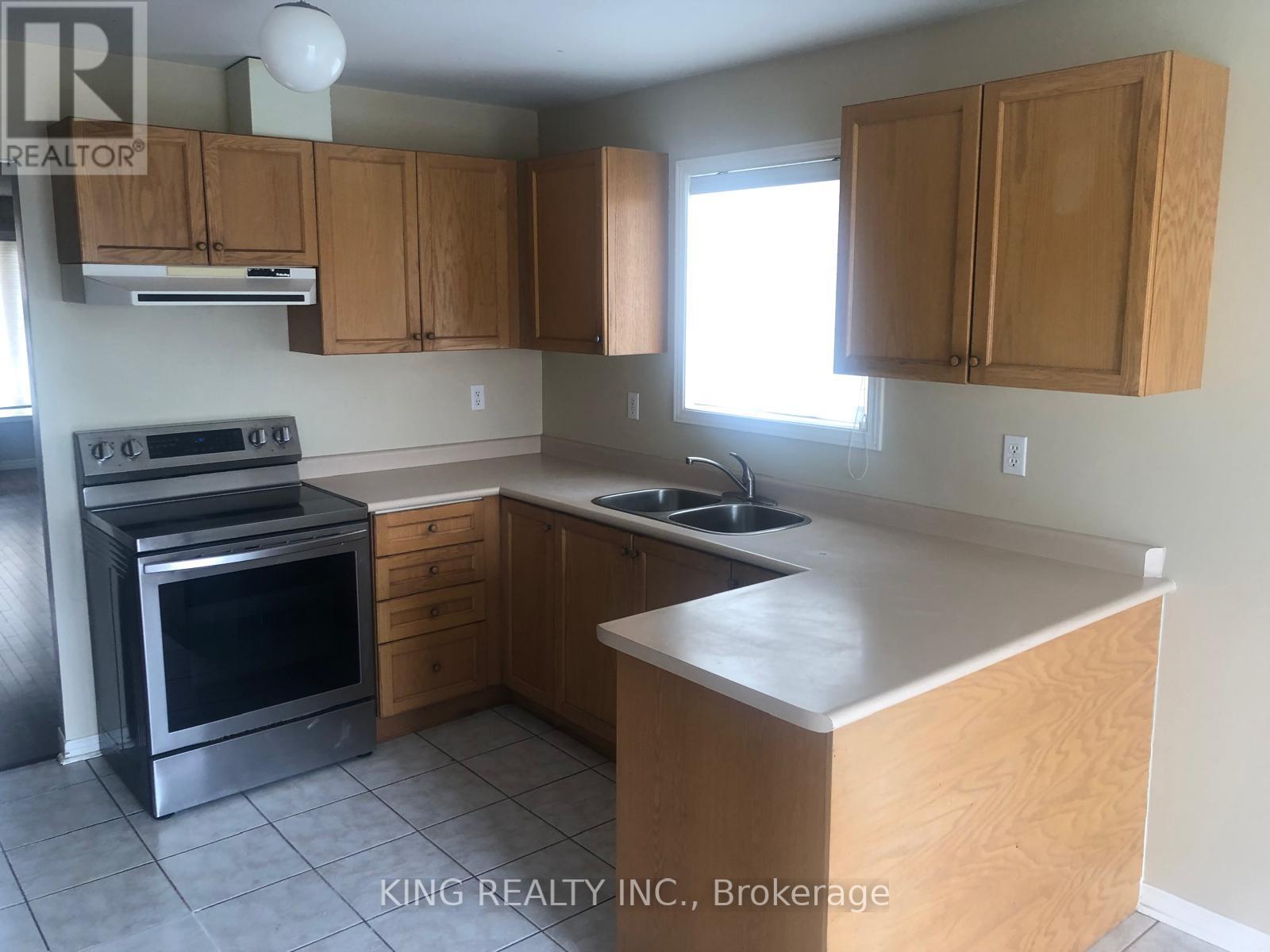 260 Stanley Street, Barrie, Ontario  L4M 6Y2 - Photo 4 - S12163930