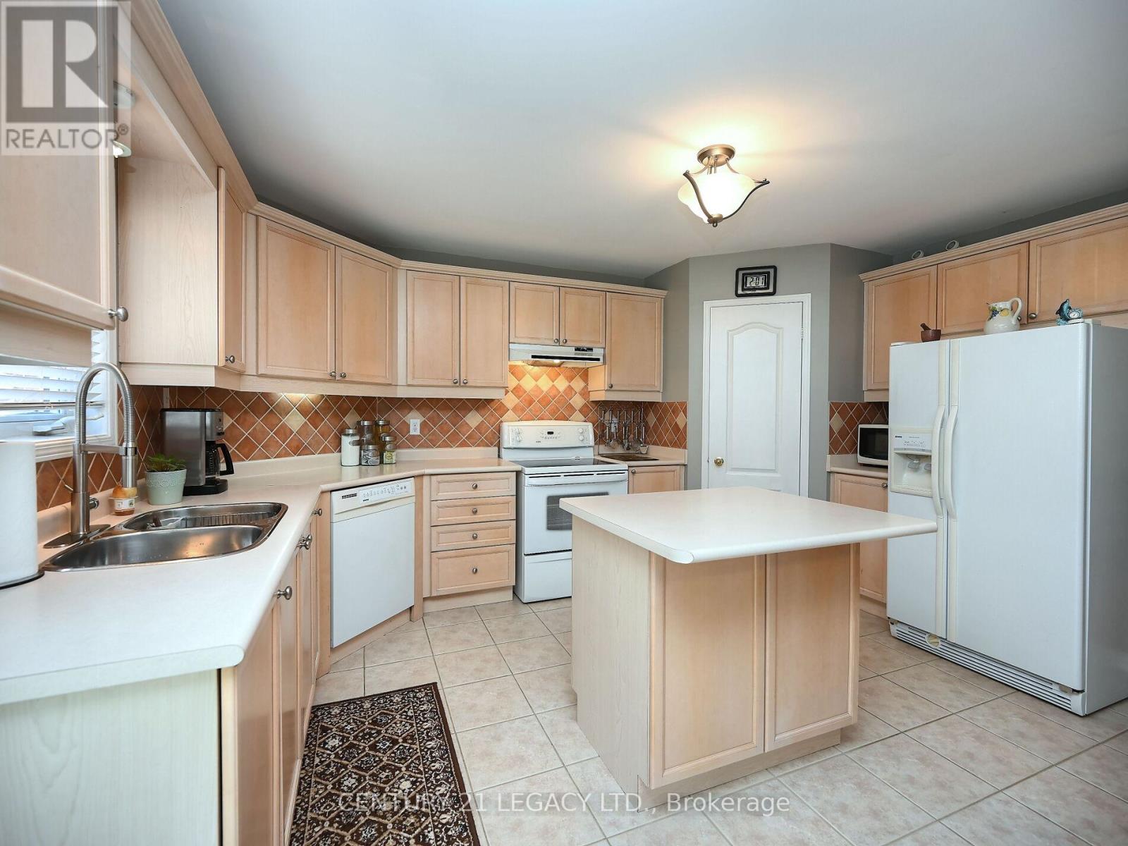 32 Bluewater Crescent, Brampton, Ontario  L7A 2H1 - Photo 13 - W12163890