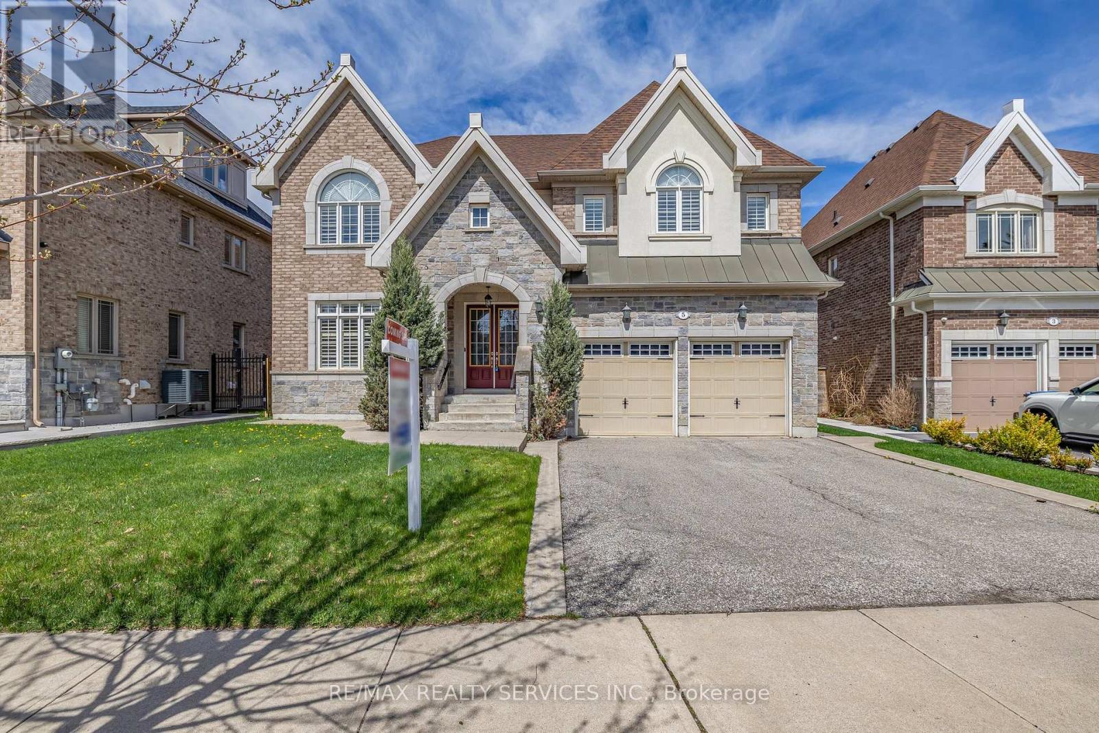 5 Perth Street, Brampton, Ontario  L6Z 4P3 - Photo 2 - W12163913