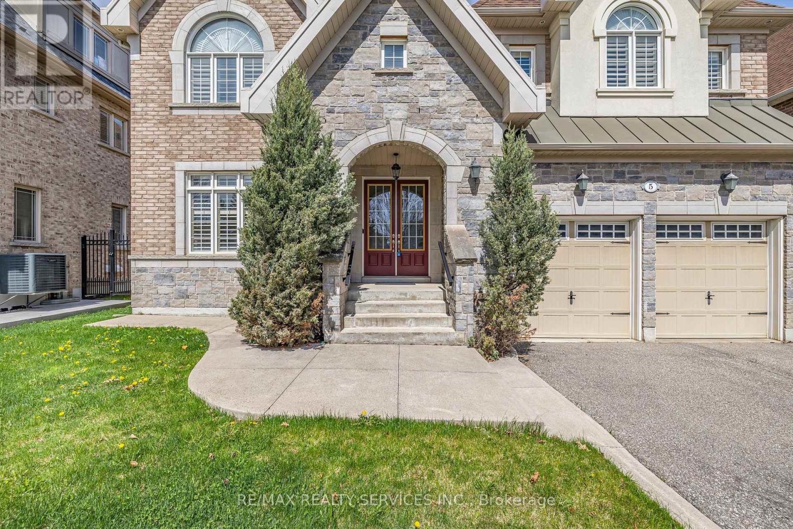 5 Perth Street, Brampton, Ontario  L6Z 4P3 - Photo 4 - W12163913