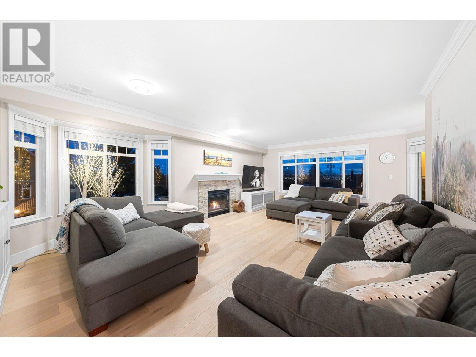 206 288 E 6th Street, North Vancouver, British Columbia  V7L 1P5 - Photo 2 - R2983464