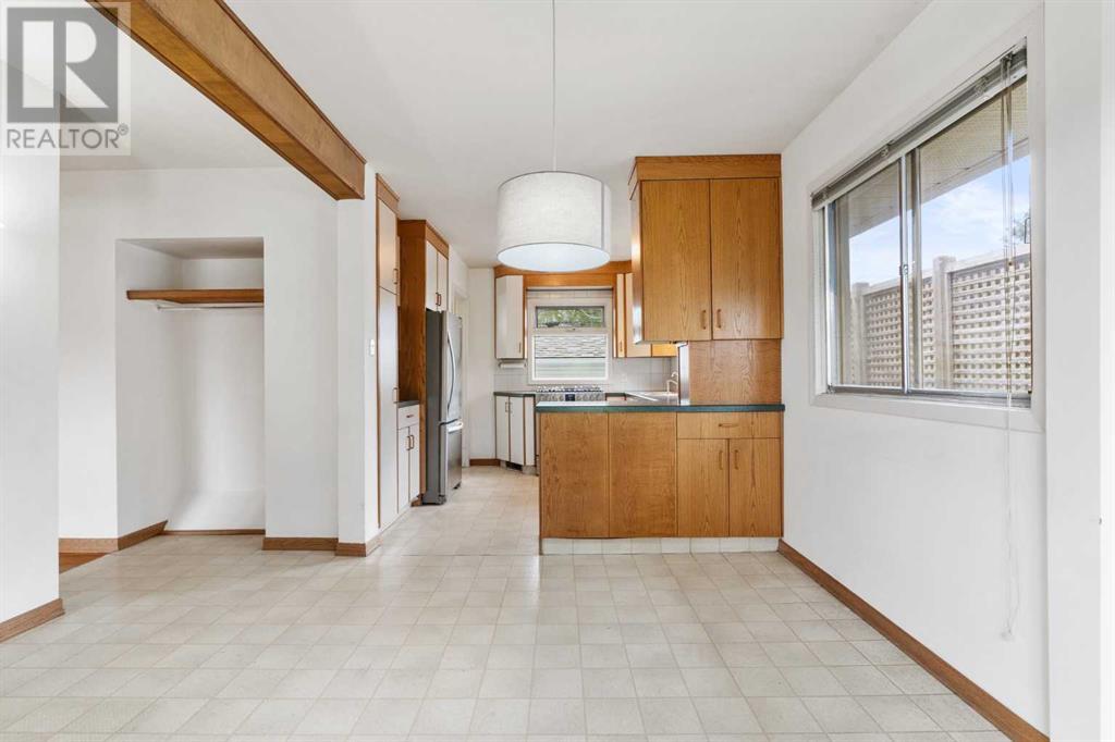 82 Winston Drive Sw, Calgary, Alberta  T2P 2P9 - Photo 4 - A2222406