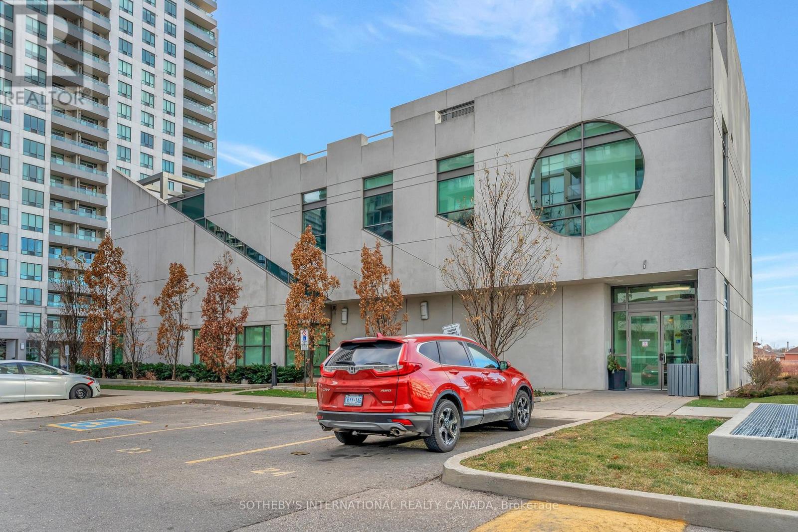 1516 - 339 Rathburn Road W, Mississauga, Ontario  L5B 0K6 - Photo 3 - W12163970