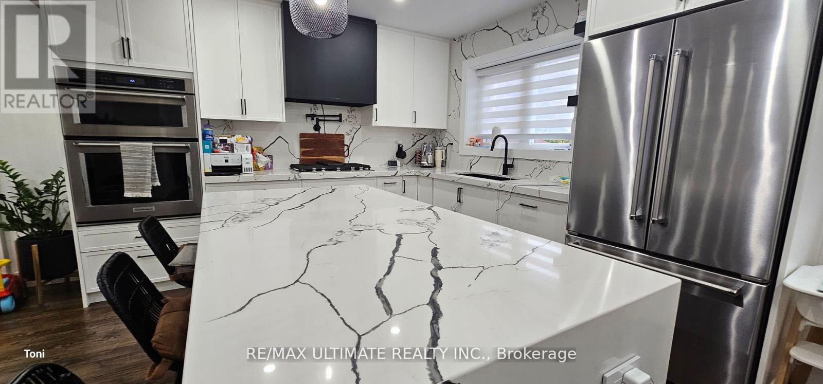 Upper - 55 Gotham Court, Toronto (Brookhaven-Amesbury), Ontario  M6M 2N9 - Photo 5 - W12163986
