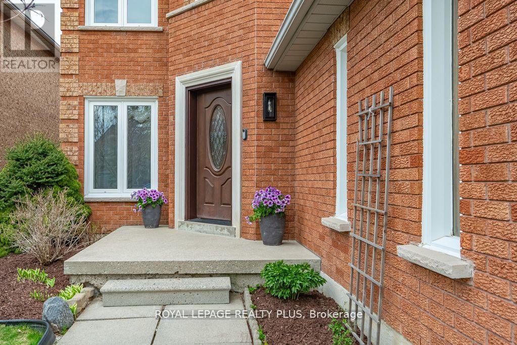 6792 Gracefield Drive, Mississauga, Ontario  L5N 6T5 - Photo 3 - W12163995