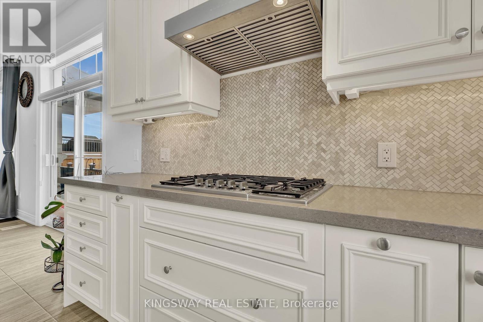 70 Bond Crescent, Richmond Hill, Ontario  L4E 3K4 - Photo 8 - N12146311