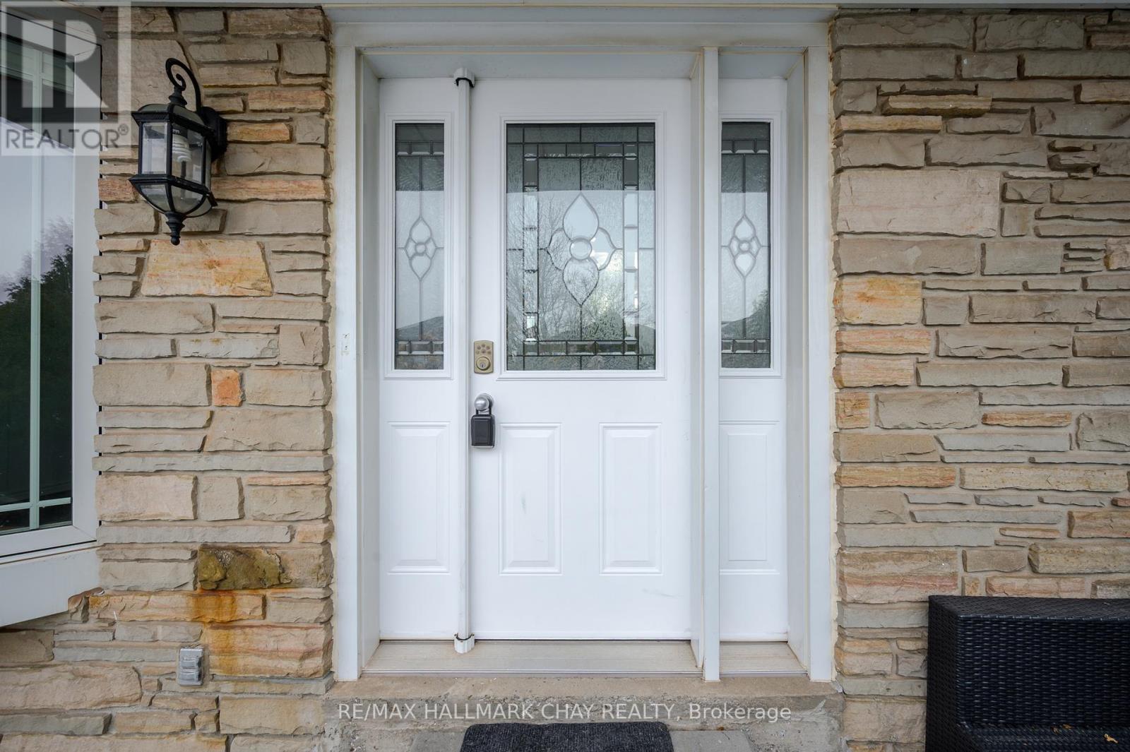 2318 Yolanda Drive, Oakville, Ontario  L6L 2H8 - Photo 3 - W12001780