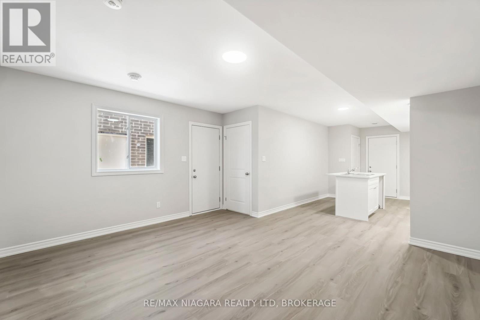 Ground - 31 Superior Street, Welland (Dain City), Ontario  L3B 3A6 - Photo 3 - X12164080