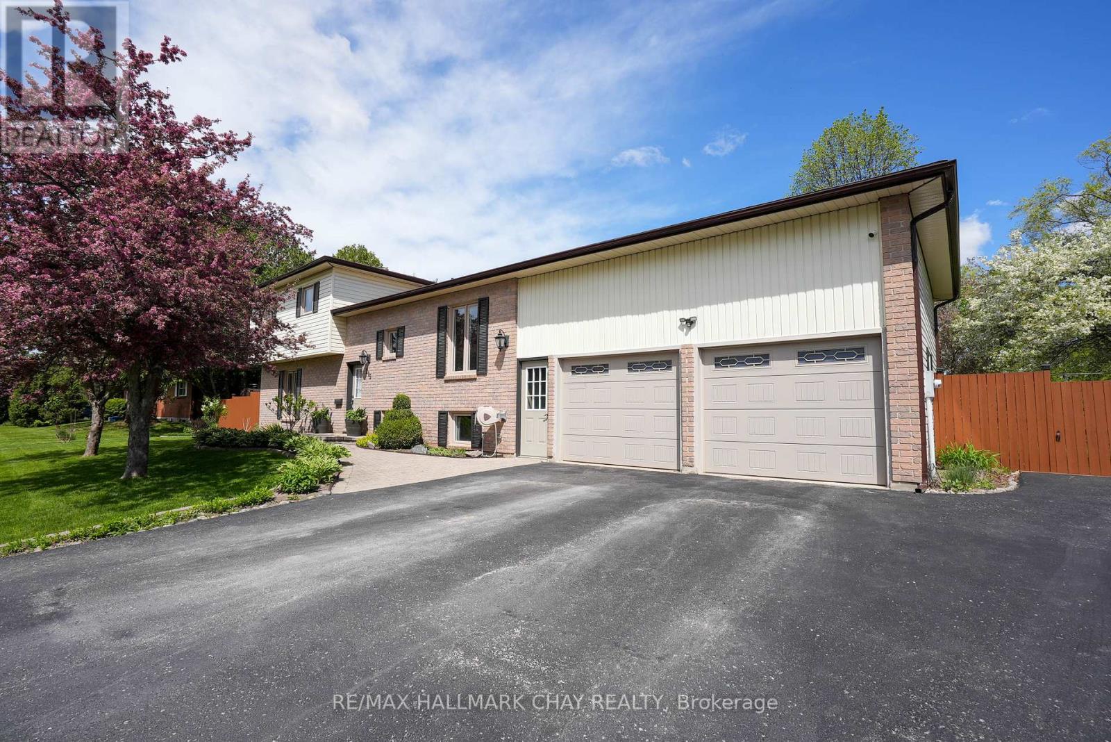 215 Mcgeorge Avenue, Essa, Ontario  L0M 1B0 - Photo 2 - N12164076